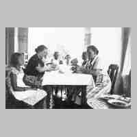 094-0015 Kartoffelflinsen mit Kirschsuppe. Mittagessen 1937 in Schirrau in der Veranda der Familie Darge.jpg